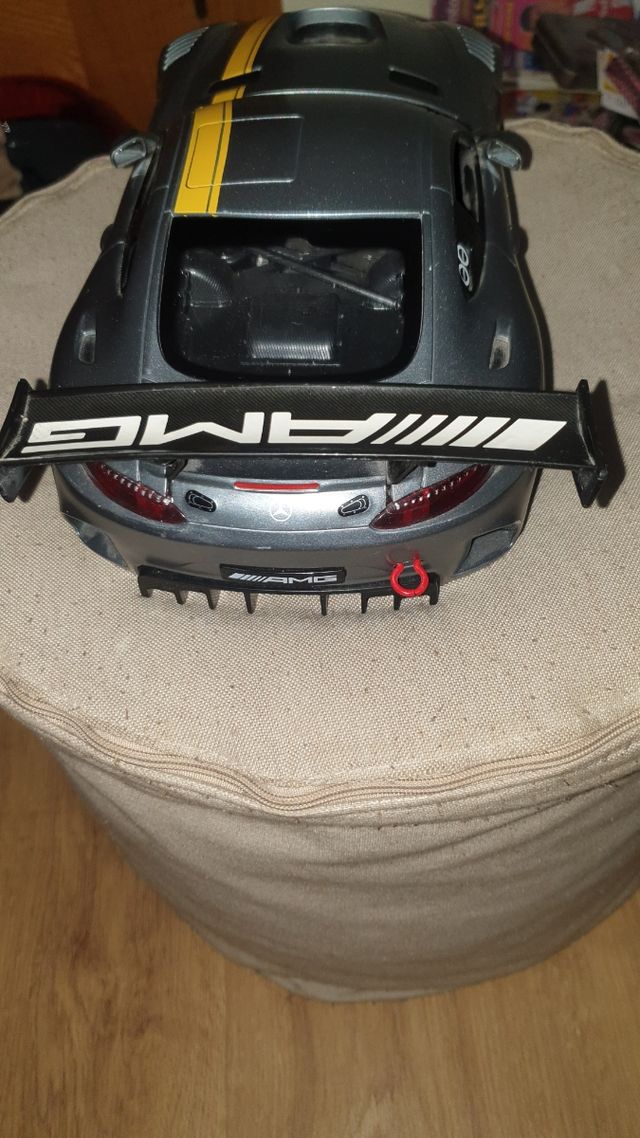 Coches teleridijidos Mercedes y Porche