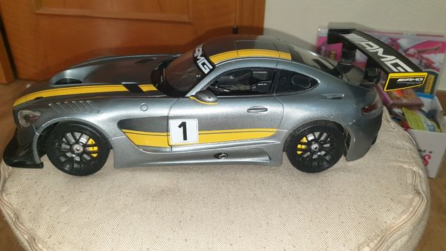 Coches teleridijidos Mercedes y Porche