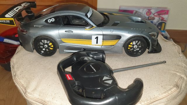 Coches teleridijidos Mercedes y Porche