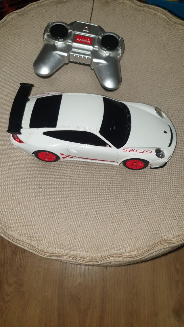 Coches teleridijidos Mercedes y Porche