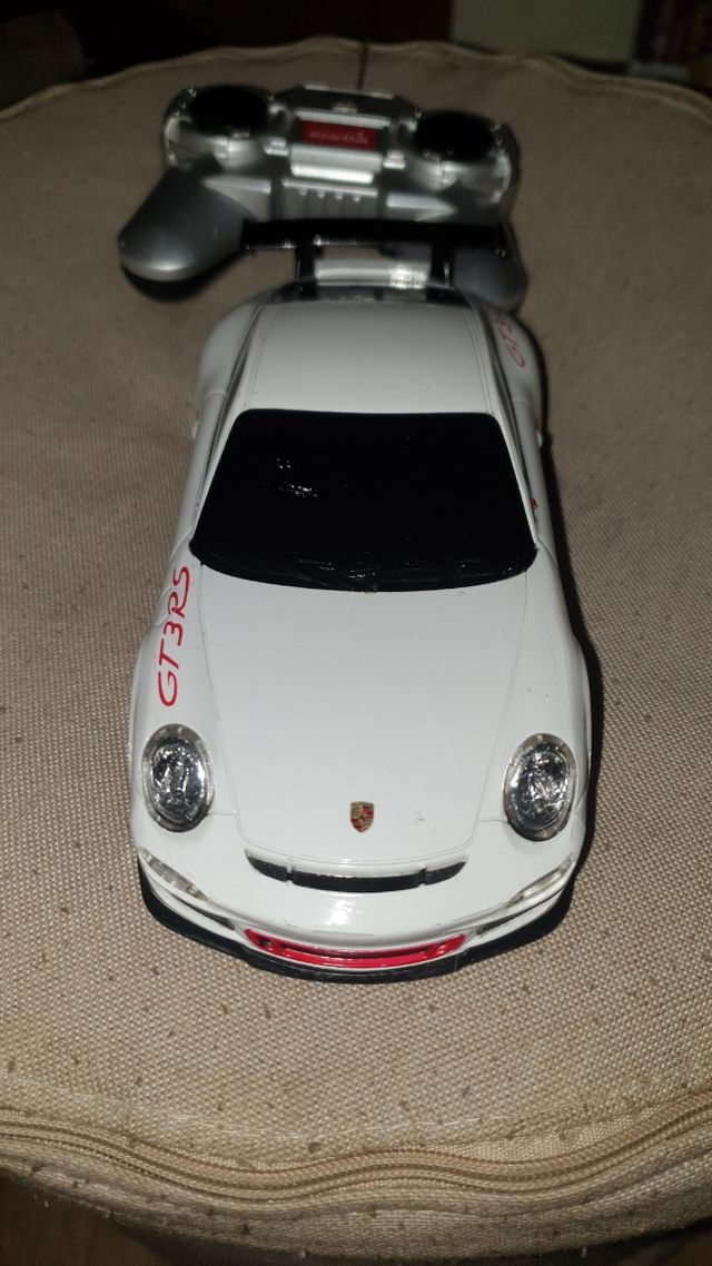 Coches teleridijidos Mercedes y Porche