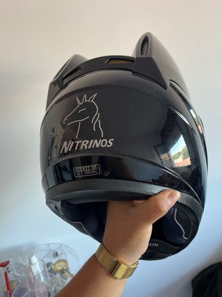 Casco negro de Gato