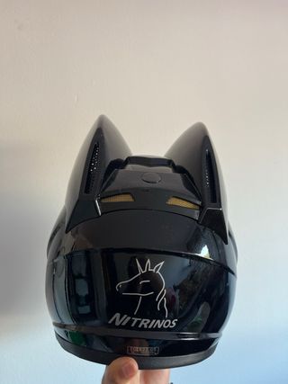 Casco negro de Gato