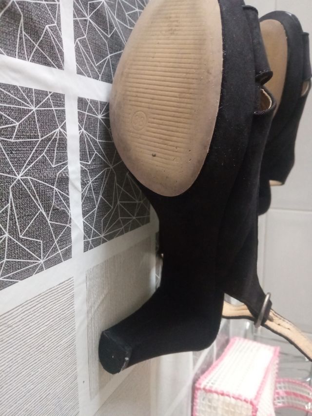 Eu vendo sapatos de festa em 38.