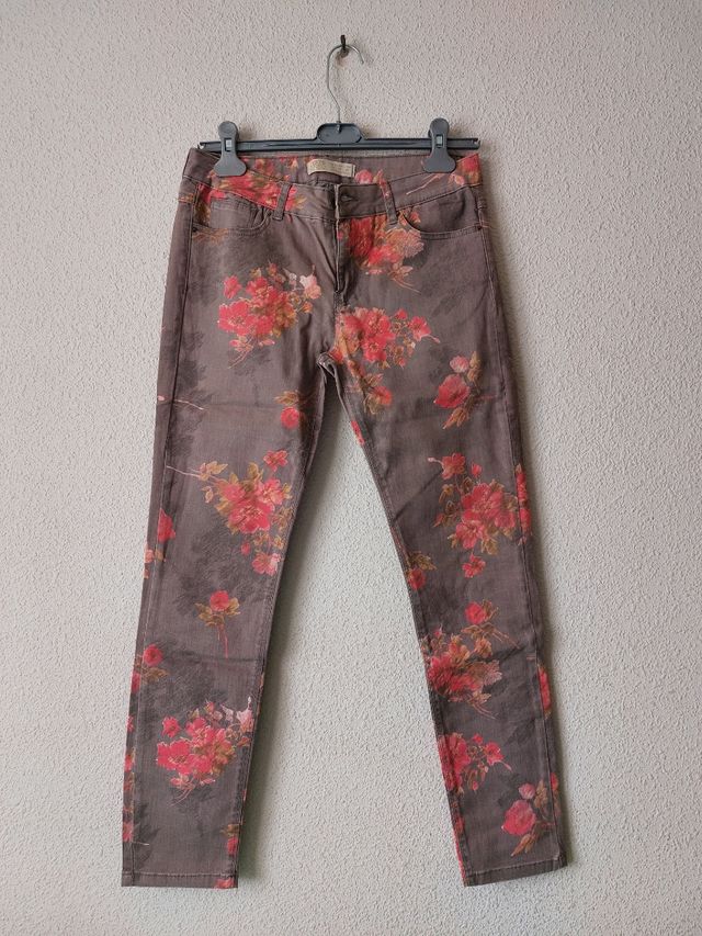 Pantalón con flores talla 40 L