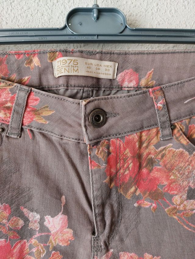 Pantalón con flores talla 40 L