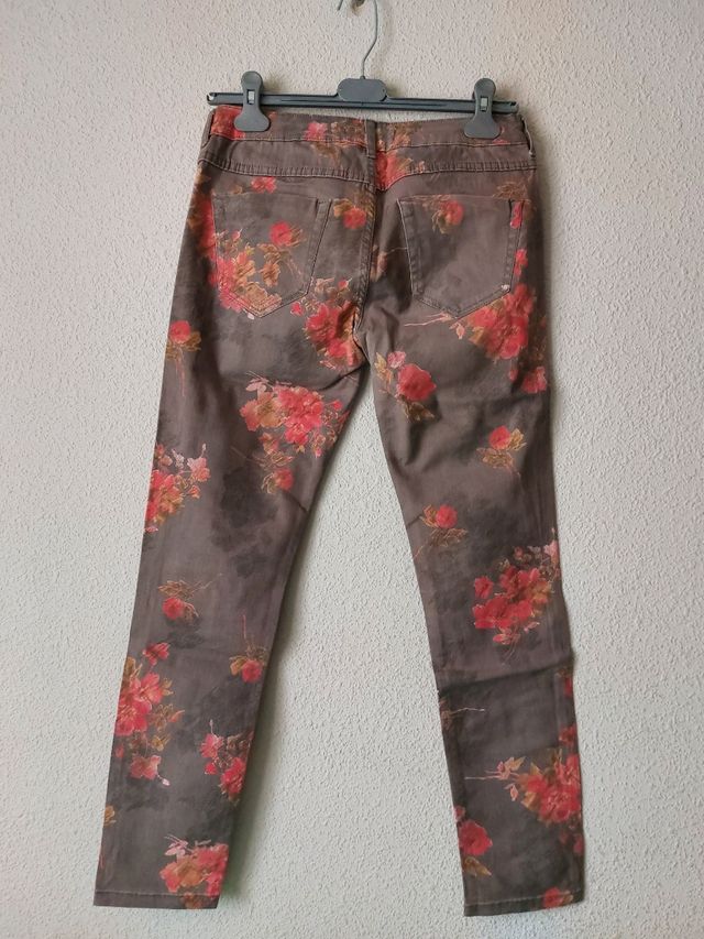 Pantalón con flores talla 40 L