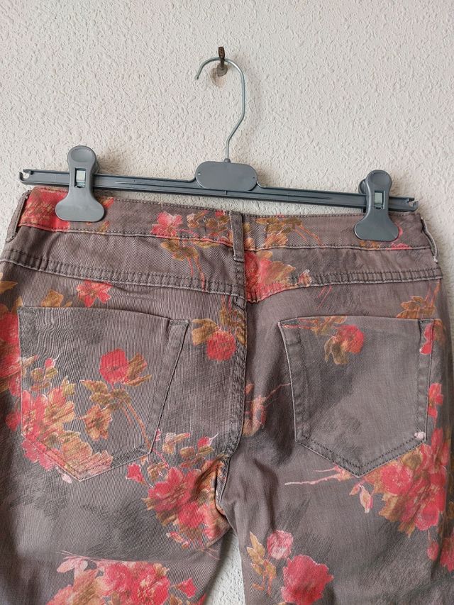 Pantalón con flores talla 40 L