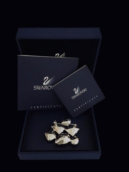 BROCHE DE PLATA Y CRISTALES TALLADOS SWAROVSKI