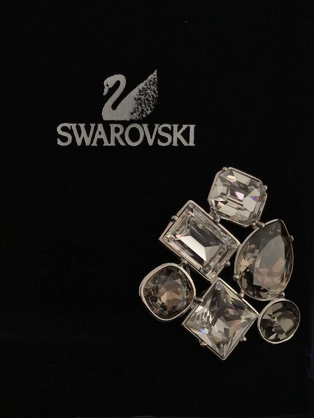 BROCHE DE PLATA Y CRISTALES TALLADOS SWAROVSKI