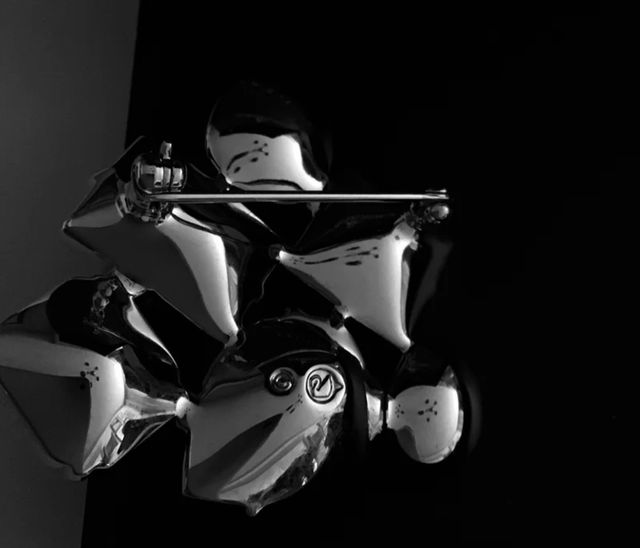 BROCHE DE PLATA Y CRISTALES TALLADOS SWAROVSKI