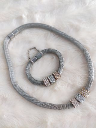 conjunto de bisutería con pedrería 