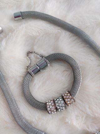 conjunto de bisutería con pedrería 