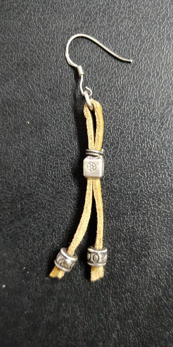 brincos de couro e prata