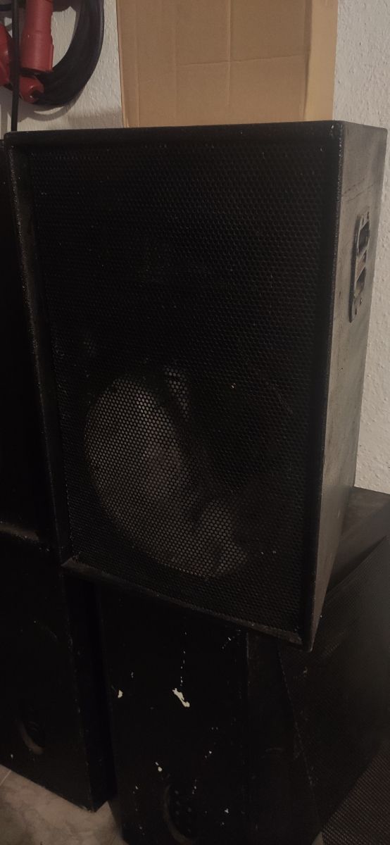 4 Cajas de altavoces 15 4 Cajas de altavoces 15