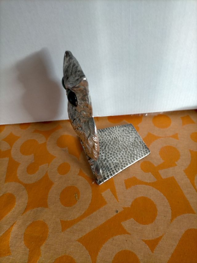 Búho de metal plateado  soporte de libros