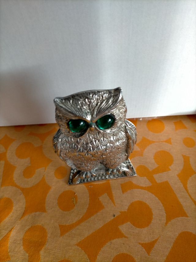 Búho de metal plateado  soporte de libros