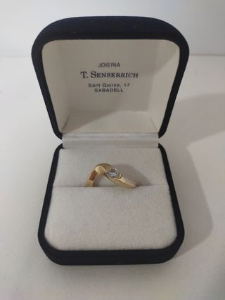 anillo de oro con un brillante. 