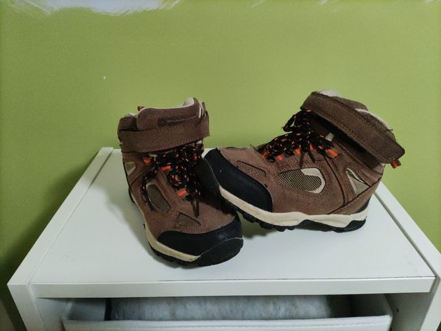 Botas montaña niño nuevas en su caja.