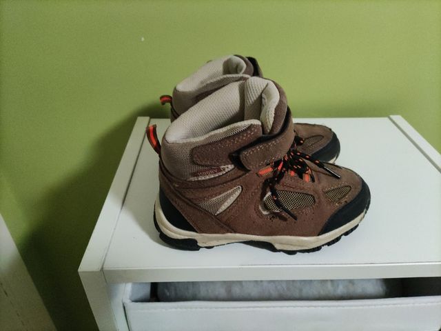 Botas montaña niño nuevas en su caja.