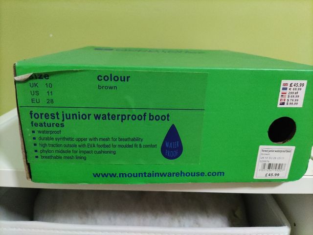 Botas montaña niño nuevas en su caja.