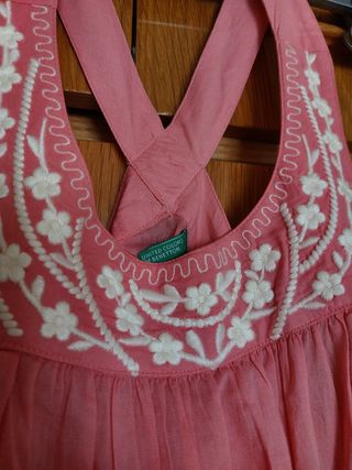 Vestido corto rosa de tirantes