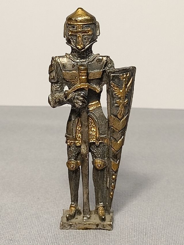 Antigua figura caballero de metal