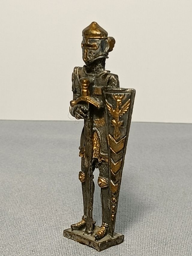 Antigua figura caballero de metal