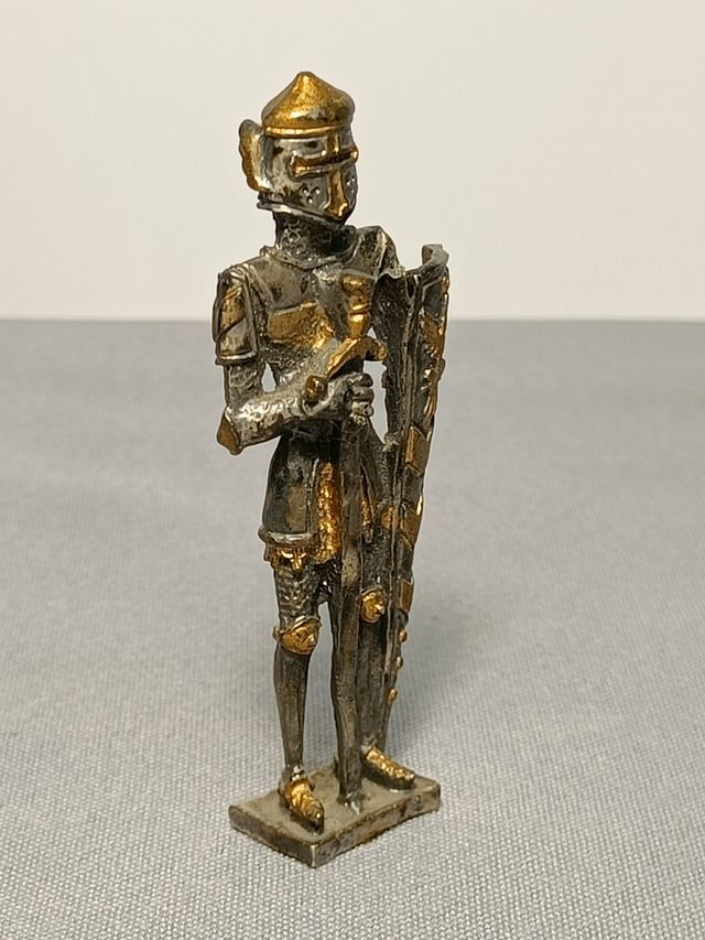 Antigua figura caballero de metal