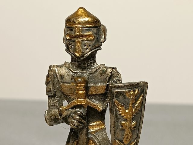Antigua figura caballero de metal
