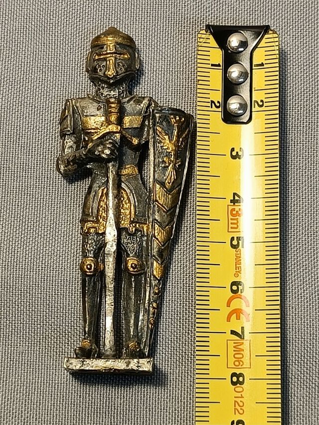Antigua figura caballero de metal