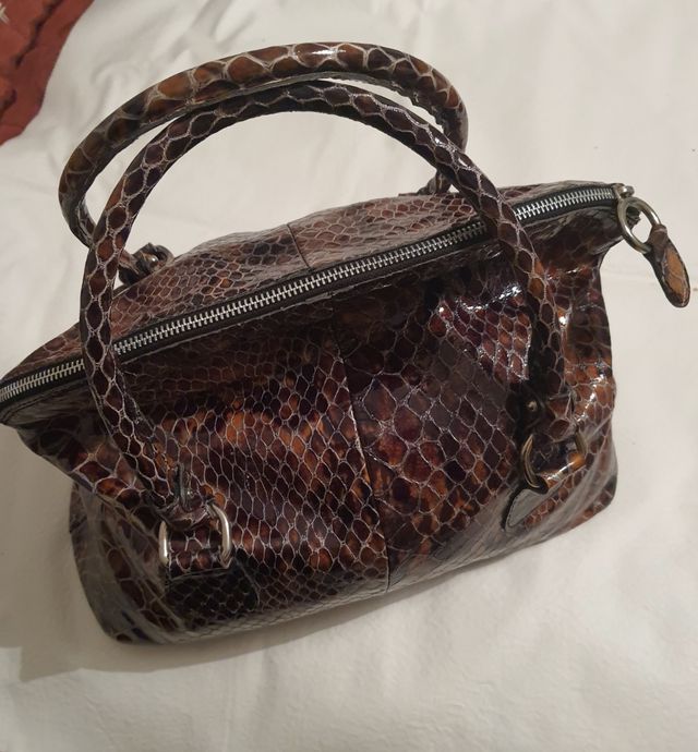 borsa in pelle verniciata con trama pitonata 