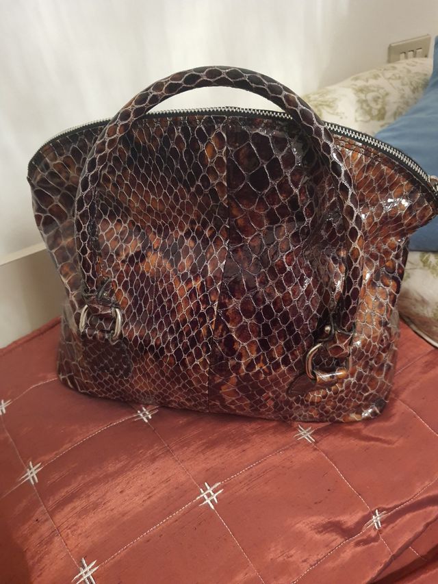 borsa in pelle verniciata con trama pitonata 