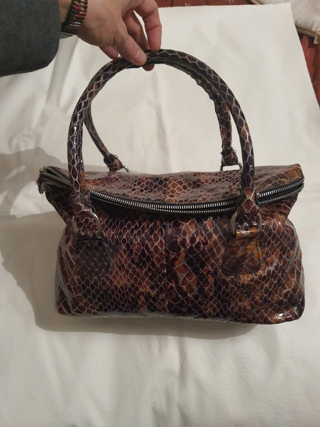 borsa in pelle verniciata con trama pitonata 