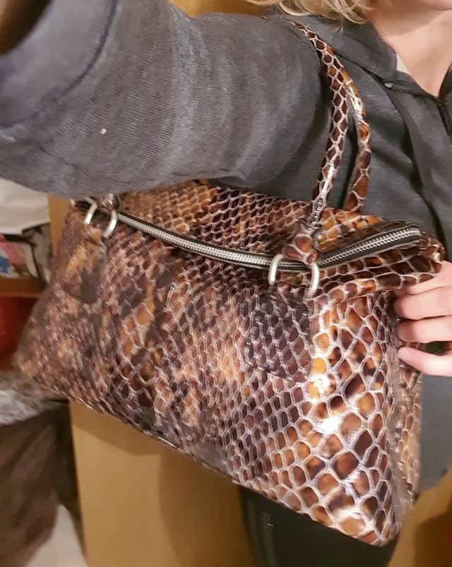 borsa in pelle verniciata con trama pitonata 