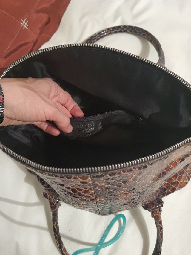 borsa in pelle verniciata con trama pitonata 