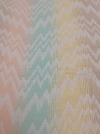 Colcha colorida,muy bonita, para cama de 90cm.