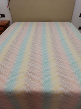 Colcha colorida,muy bonita, para cama de 90cm.