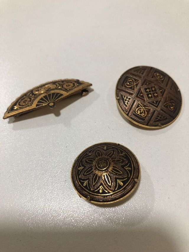 Antiguos broches de damasquinado