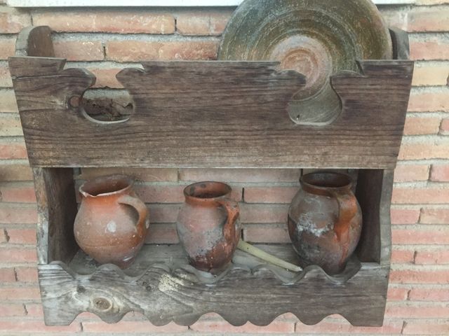 Estante, tinajas y plato antiguos