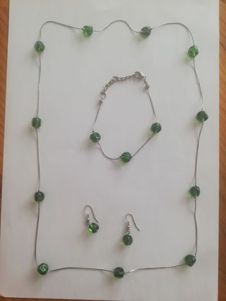 Colgante, pulsera y pendientes