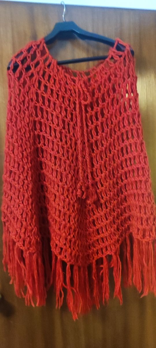 poncho tejido rojo