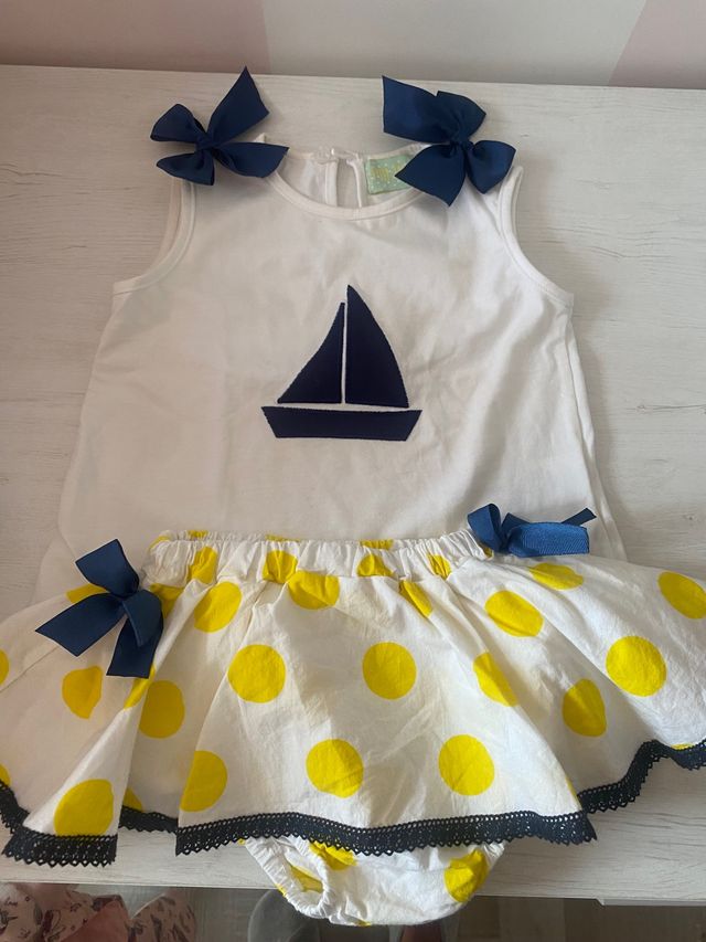 Conjunto camiseta y braguita con volantes