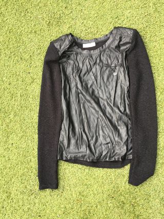 Jersey efecto cuero y tela negro cuello redondo  