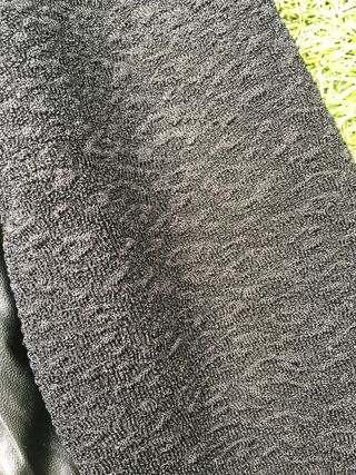 Jersey efecto cuero y tela negro cuello redondo  
