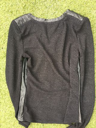 Jersey efecto cuero y tela negro cuello redondo  