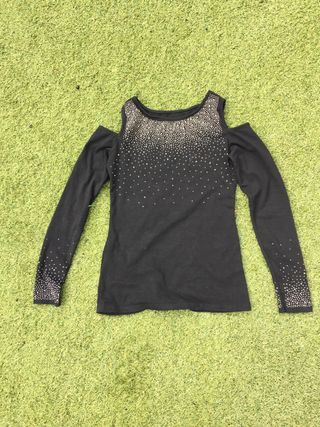 Camiseta manga larga negra con brillantes hombro