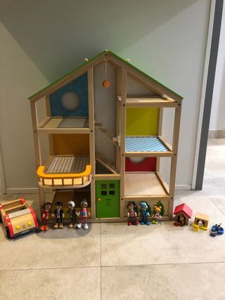 Casa de muñecas de madera