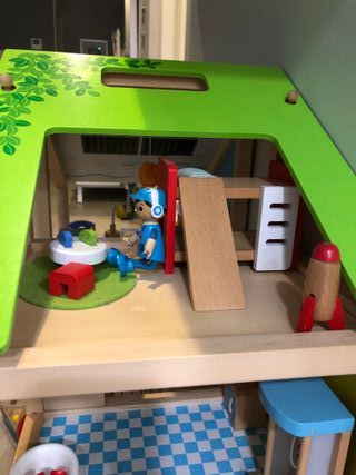 Casa de muñecas de madera