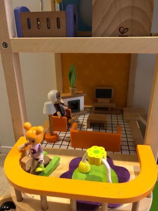Casa de muñecas de madera